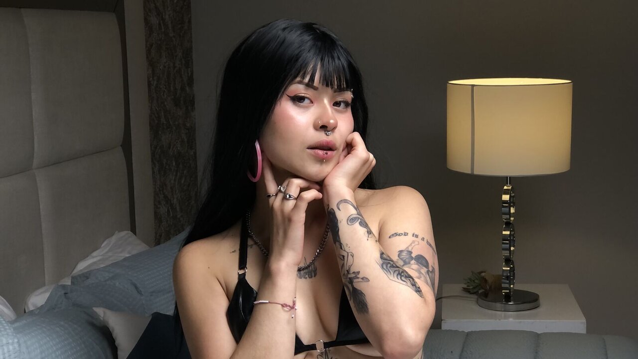 Catch RouxDelirium’s Private Cam Show