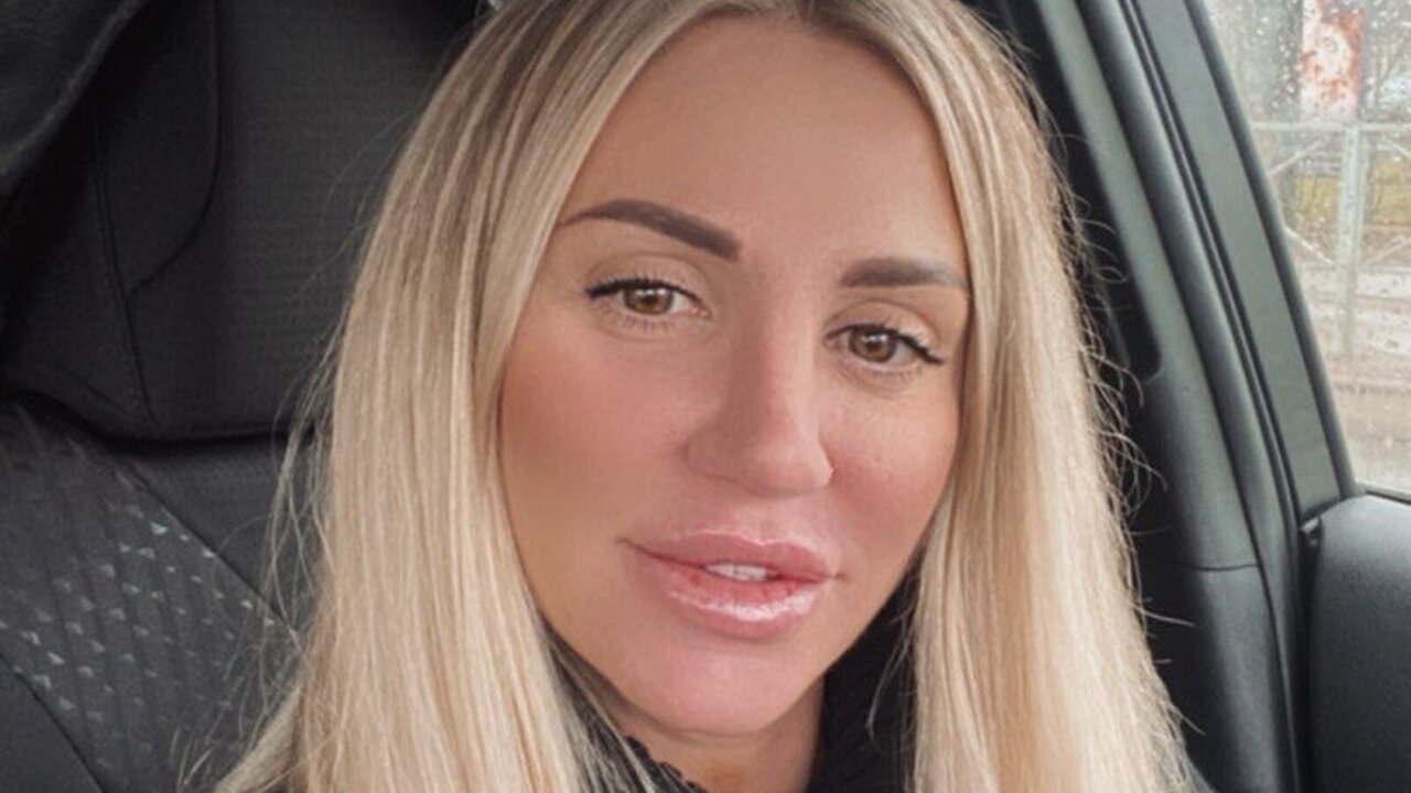 Catch RozalinKallen’s Private Cam Show