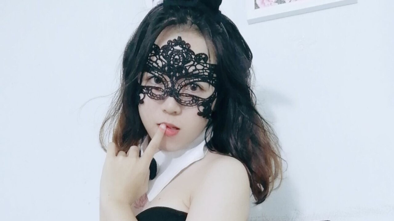 Catch SelenaTham’s Private Cam Show