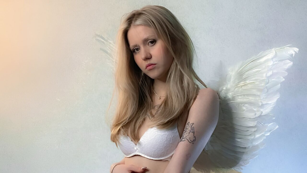 Catch SparkleBlonde’s Private Cam Show