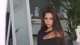 Catch UdelaFarr’s Private Cam Show