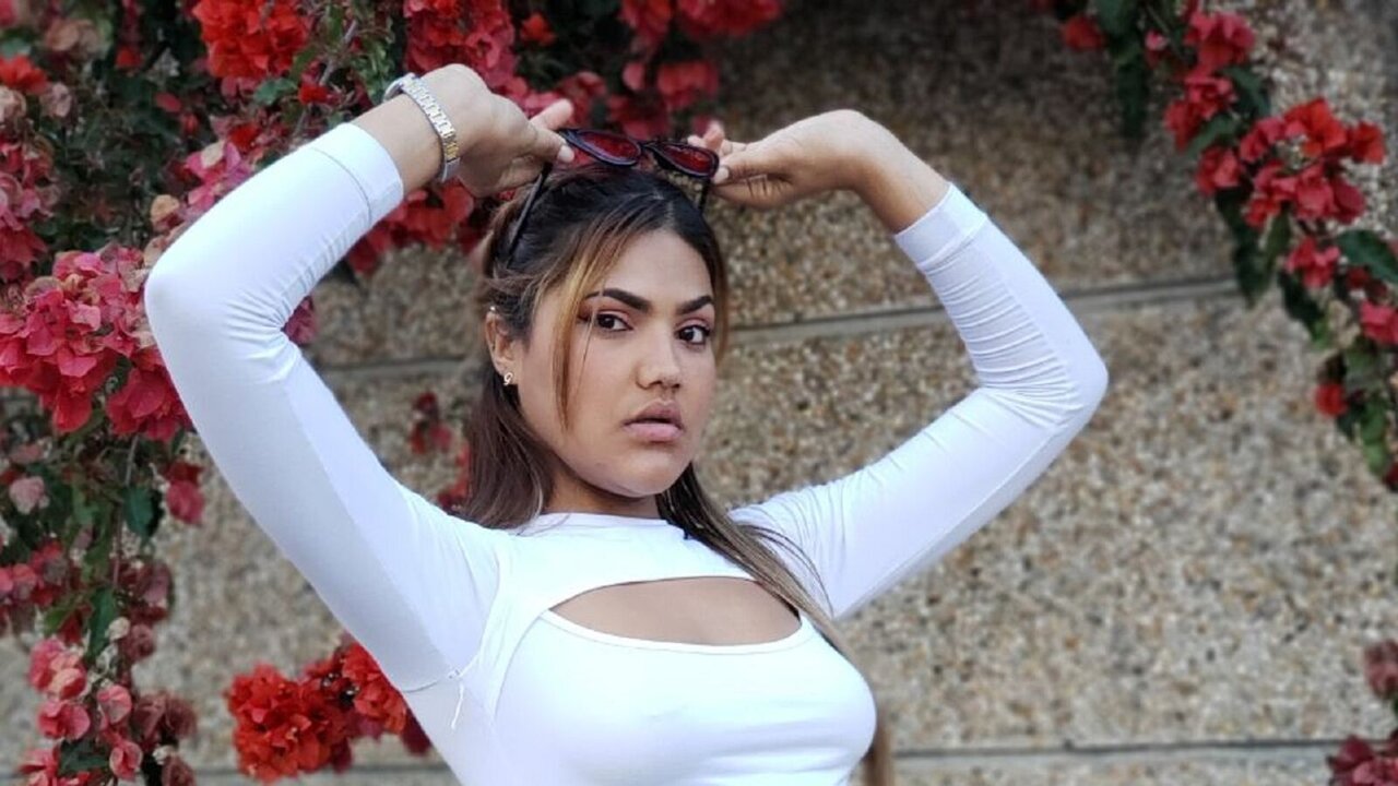 Catch VivianaMeneses’s Private Cam Show