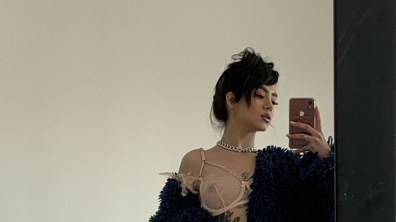 Catch VlasyGilgan’s Private Cam Show