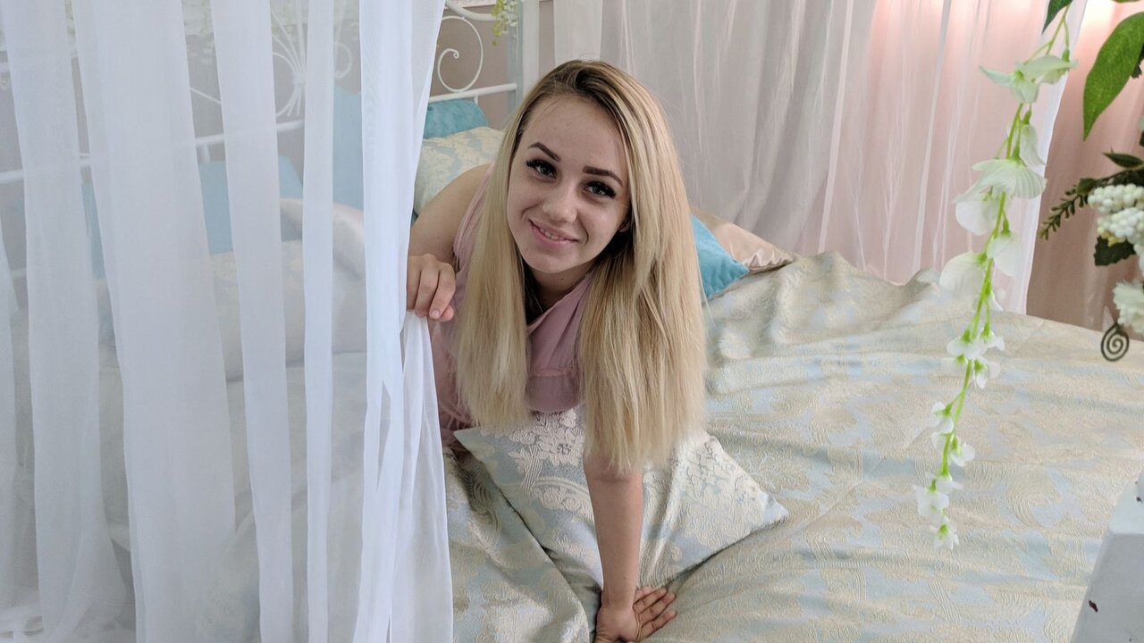 Catch sansaradi’s Private Cam Show