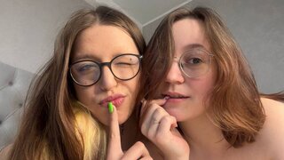 Catch ZeldaAndLynna’s Private Cam Show