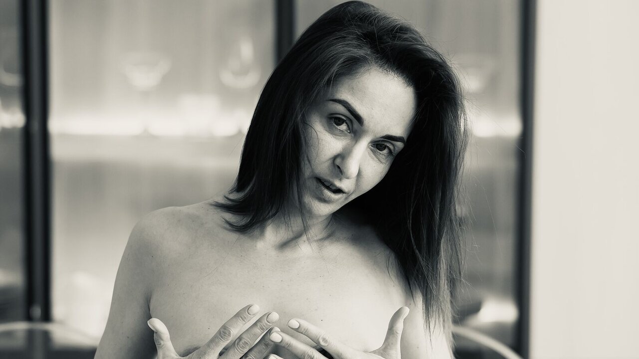 Catch AngelinaSwom’s Private Cam Show