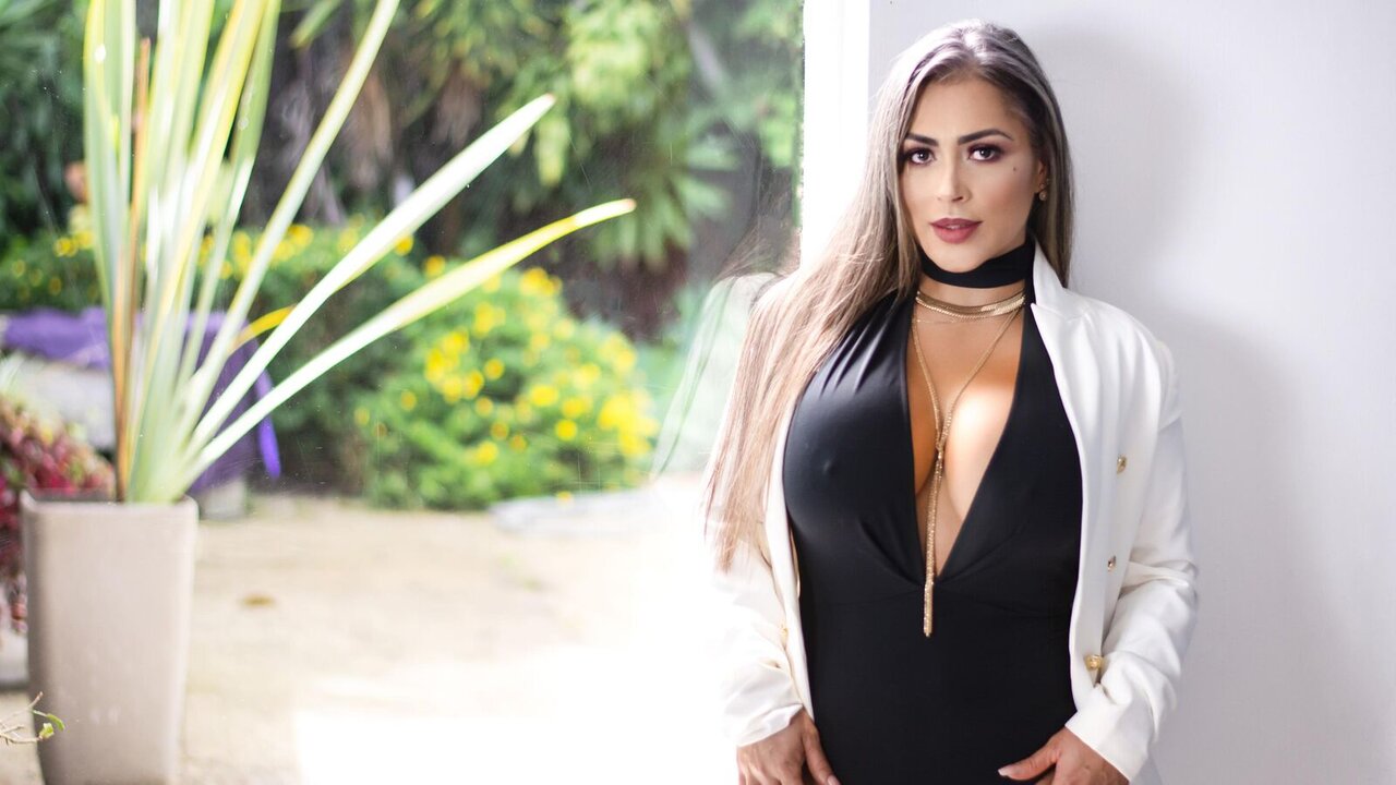 Catch DanielaNicolls’s Private Cam Show