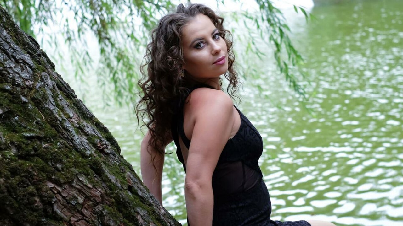 Catch EmaAlyssa’s Private Cam Show