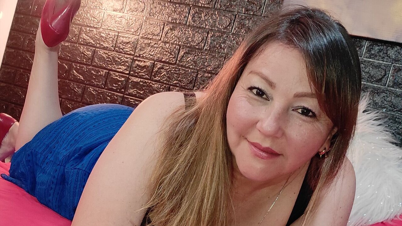 Catch LucianaBee’s Private Cam Show