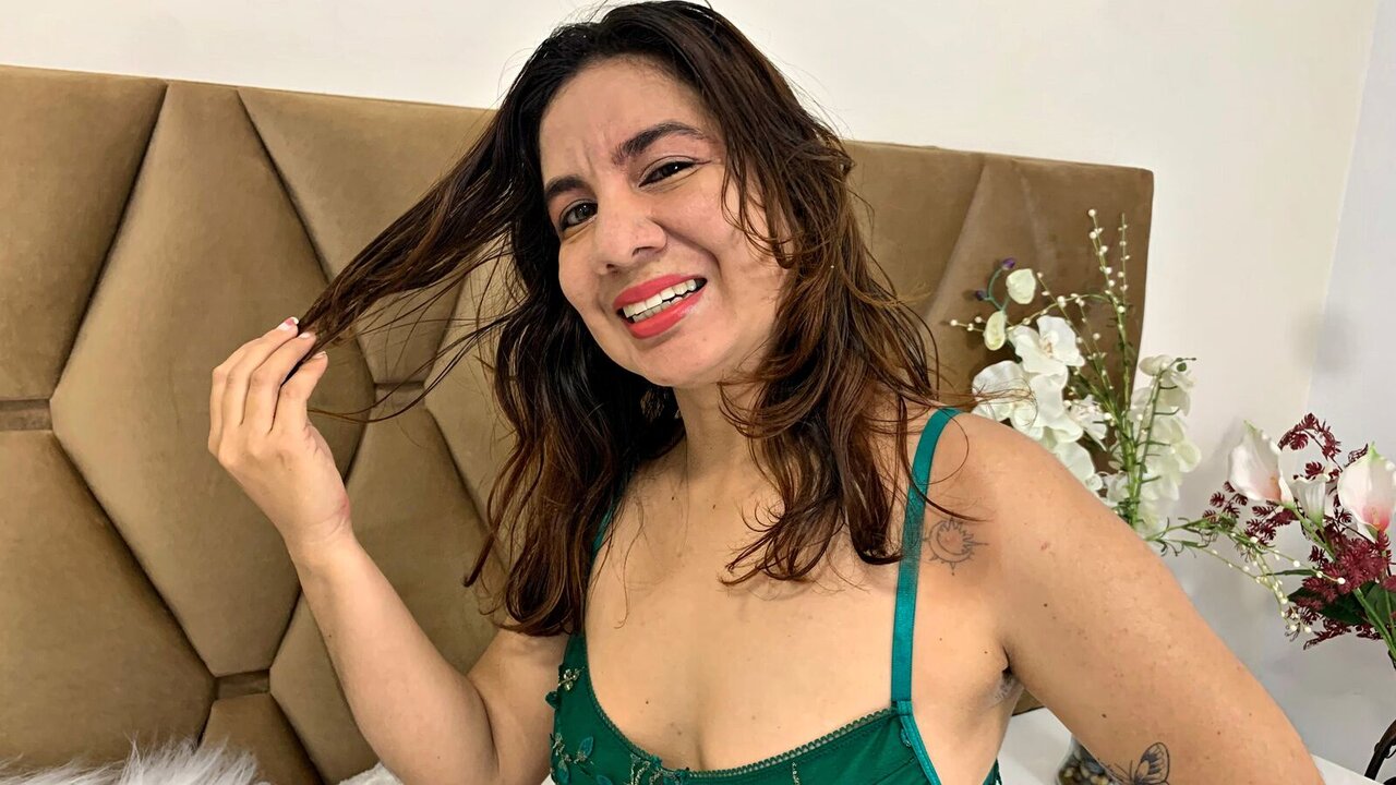 Catch ValentinaBellini’s Private Cam Show