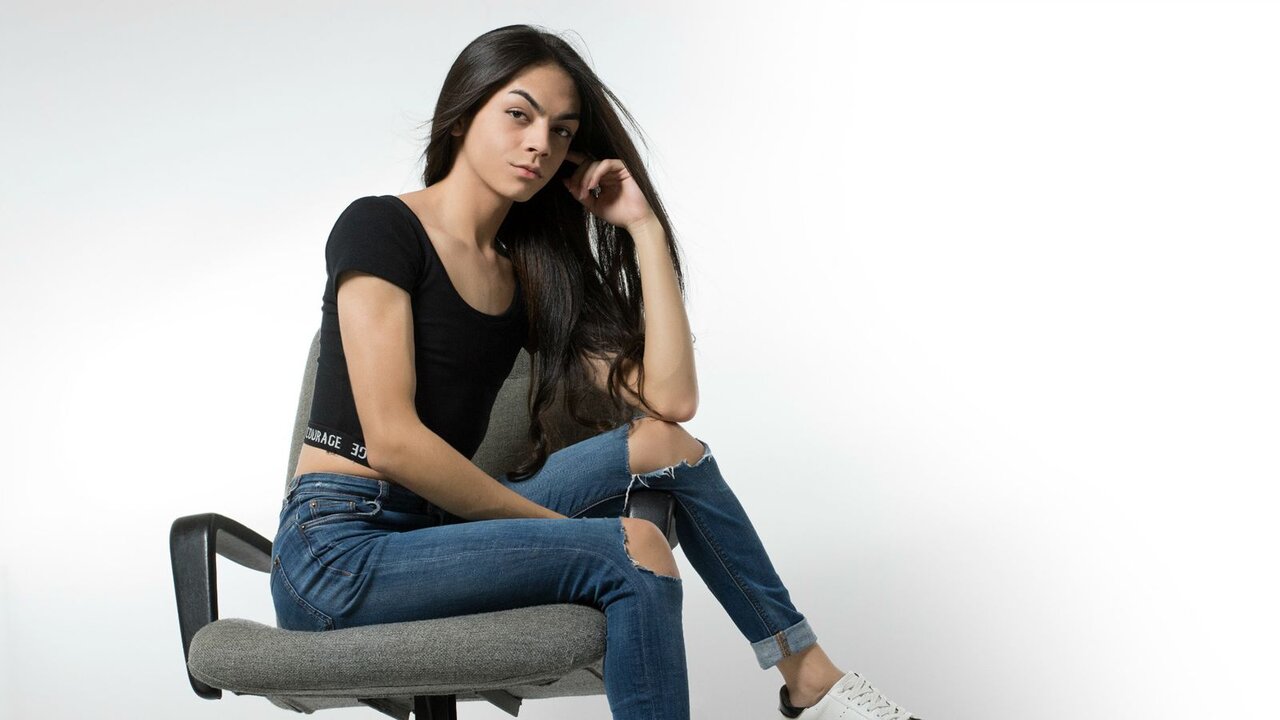 Catch AmyTsJolie’s Private Cam Show