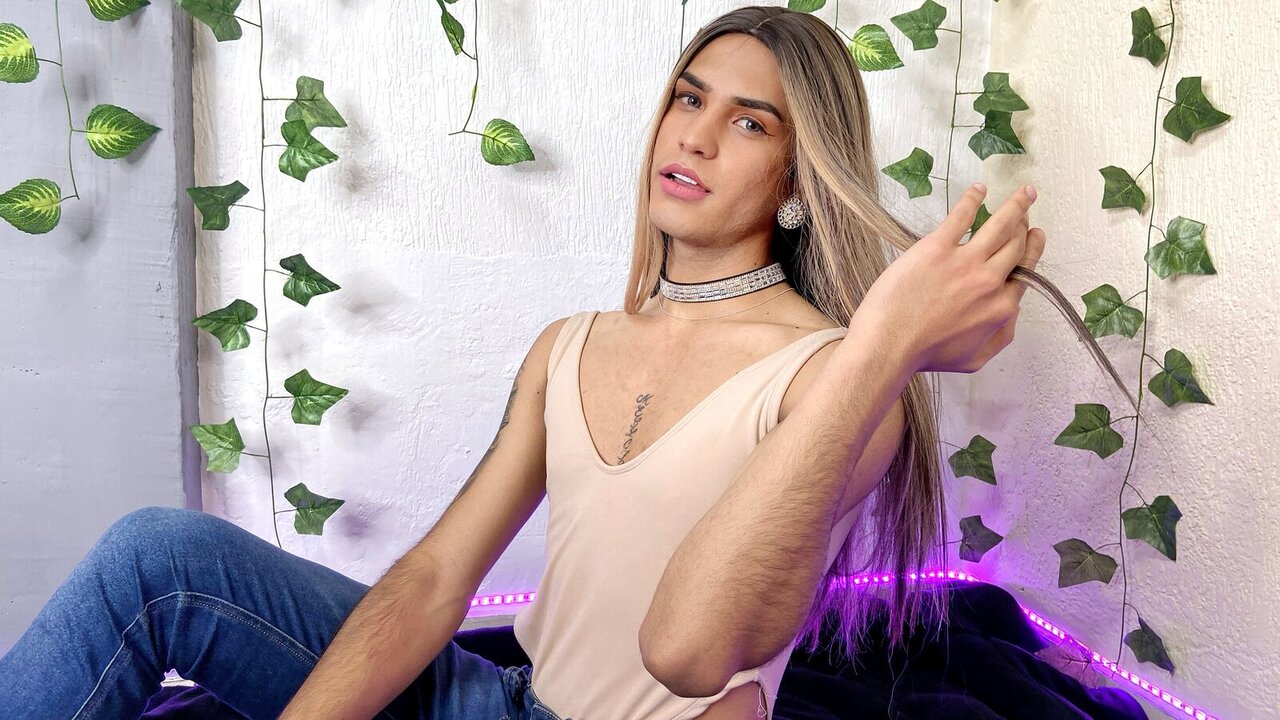 Catch CasandraPaker’s Private Cam Show