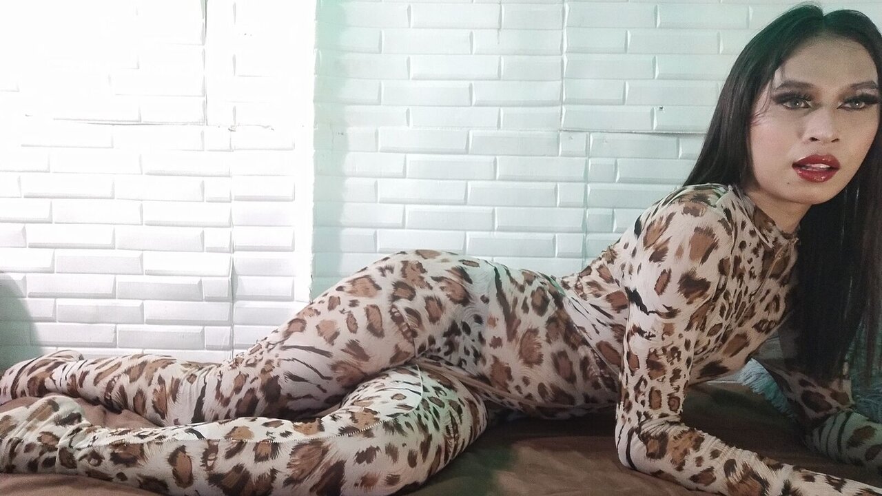Catch CharlottesHearte’s Private Cam Show
