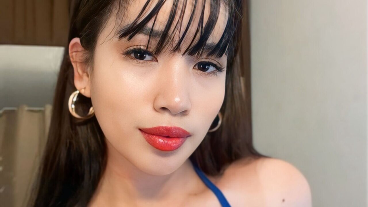 Catch DaphneyMendoza’s Private Cam Show