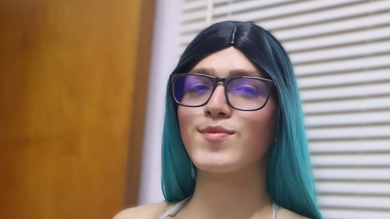 Catch IsabellaWarren’s Private Cam Show