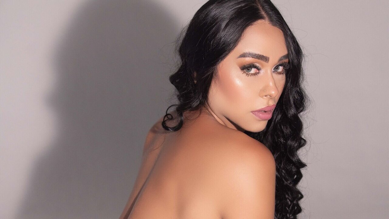 Catch JuanitaSalv’s Private Cam Show