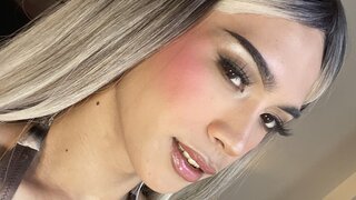 Catch LavidaLopez’s Private Cam Show