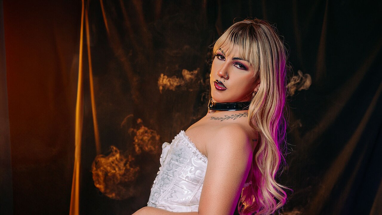 Catch RoxanneMorelli’s Private Cam Show